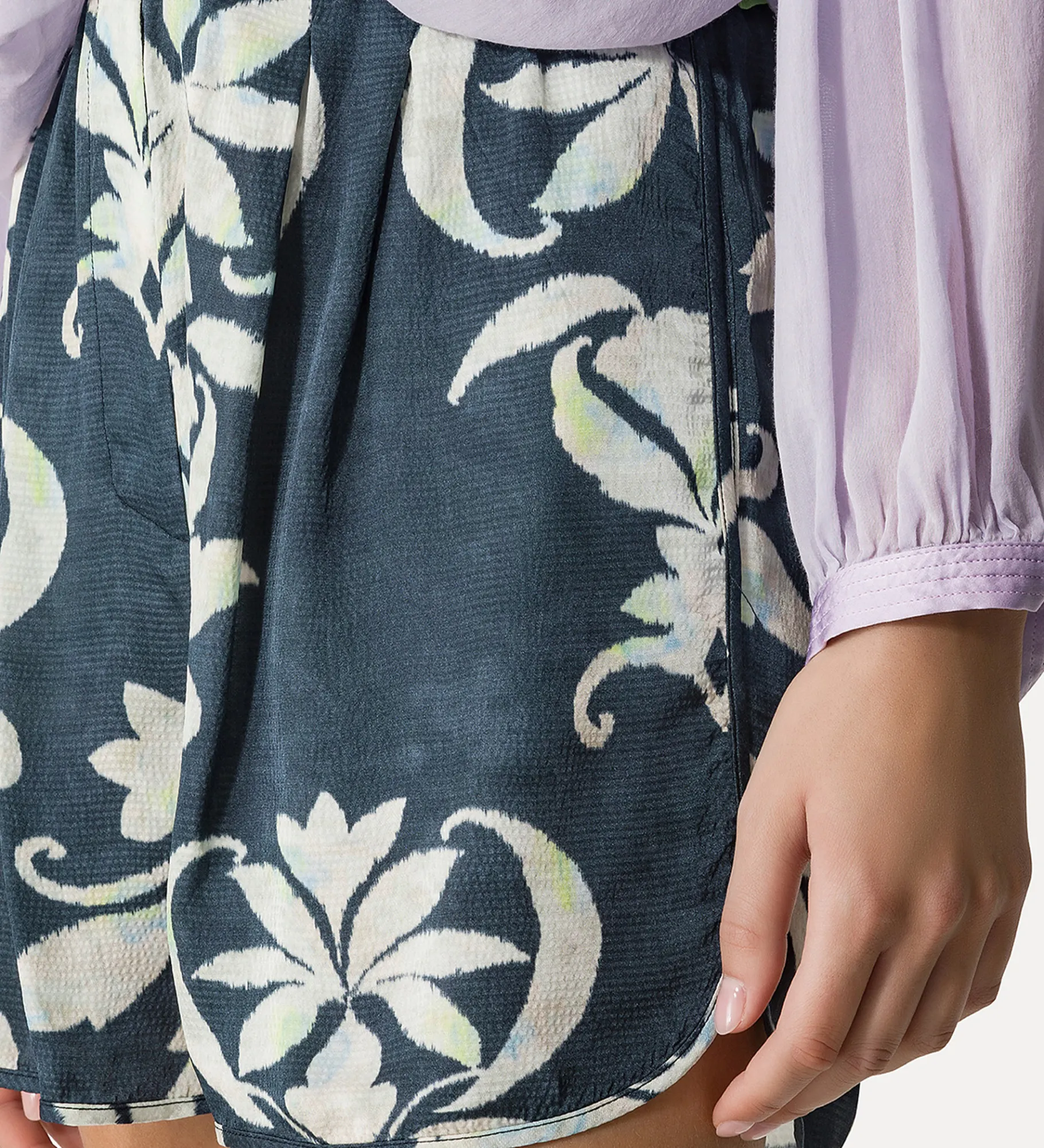 forte_forte Pantalons^bermuda en satin pour femme avec imprimé “the secret lily” oltremare