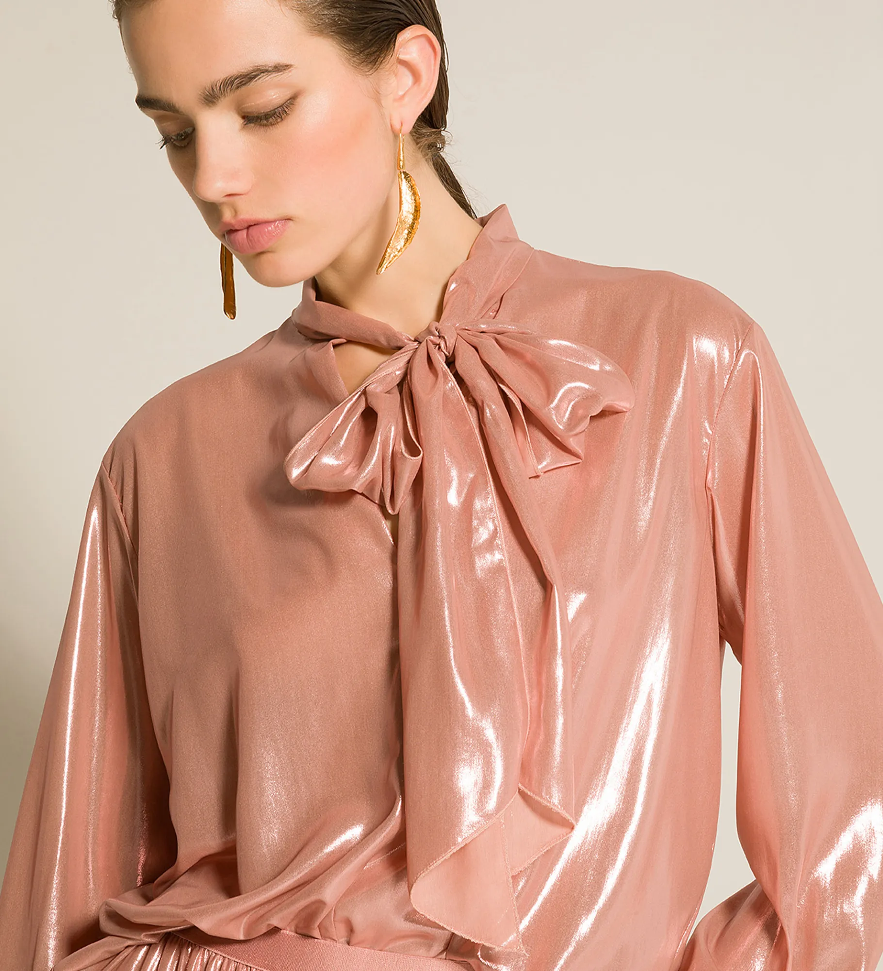 forte_forte Chemises^la chemise avec nœud en georgette laminée rose