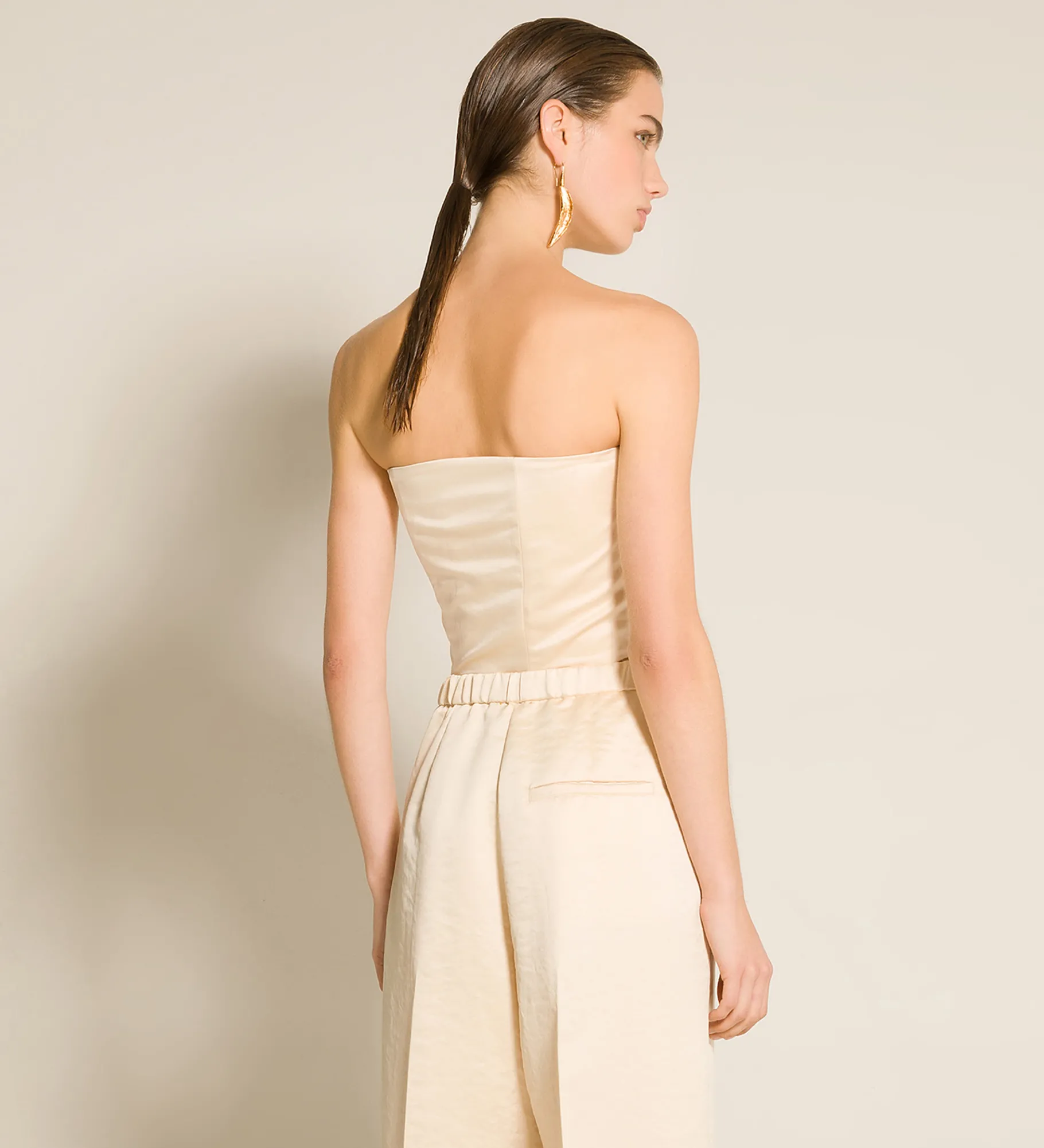 forte_forte Hauts^le bustier avec ceinture en duchesse contemporaine avorio